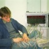 (1997)_Externí IT specialista Petr Krištof při instalaci strukturované kabeláže (1997)